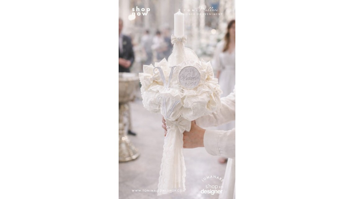 Lumânare Botez Fetiță cu Monogramă Brodată și Orhidee Phalaenopsis Model Elegant Personalizat 7